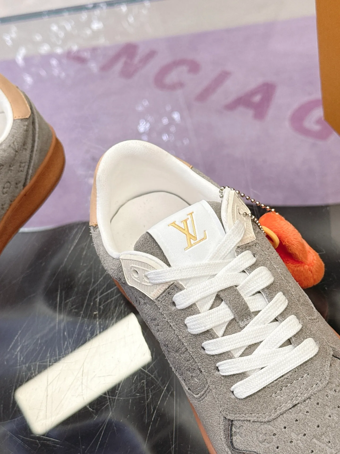 Men's shoes: 680💰 Louis Vuitton LV spring and summer new sports moral training shoes. It is hard to find one shoe at the counter. Each store has a limited quota. Many Internet celebrity fashion bloggers have planted grass. The original purchase is developed and perfected. Embossed logo brand elements embellish the upper and lightweight rubber outsole, and the classic moral training partition design (delivery is shown as a pendant). Fabric: Original imported cowhide. Lining: Original customized breathable mesh cowhide lining. Sole: Original molded T men's shoes 💰pU outsole material Size: 35-40 (41 customized)